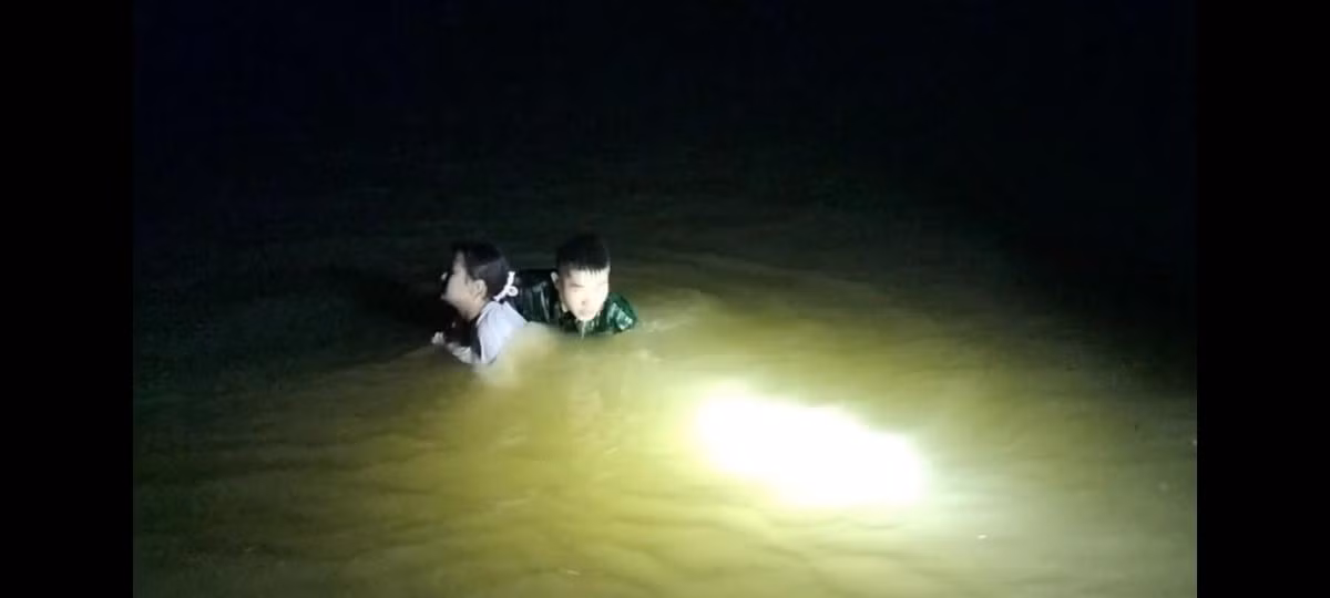 Vượt qua hiểm nguy, đêm tối, Binh nhất Lý Văn Vũ đã nỗ lực cứu người đuối nước. Ảnh: D.G Vượt qua hiểm nguy, đêm tối, Binh nhất Lý Văn Vũ đã nỗ lực cứu người đuối nước. Ảnh: D.G