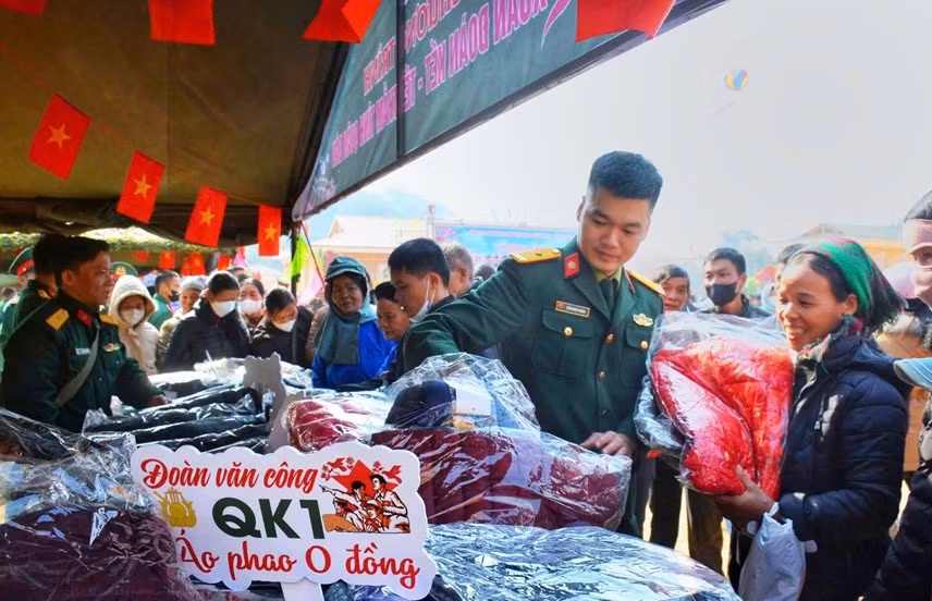Đồng bào các dân tộc Lạng Sơn tham gia "Gian hàng 0 đồng".