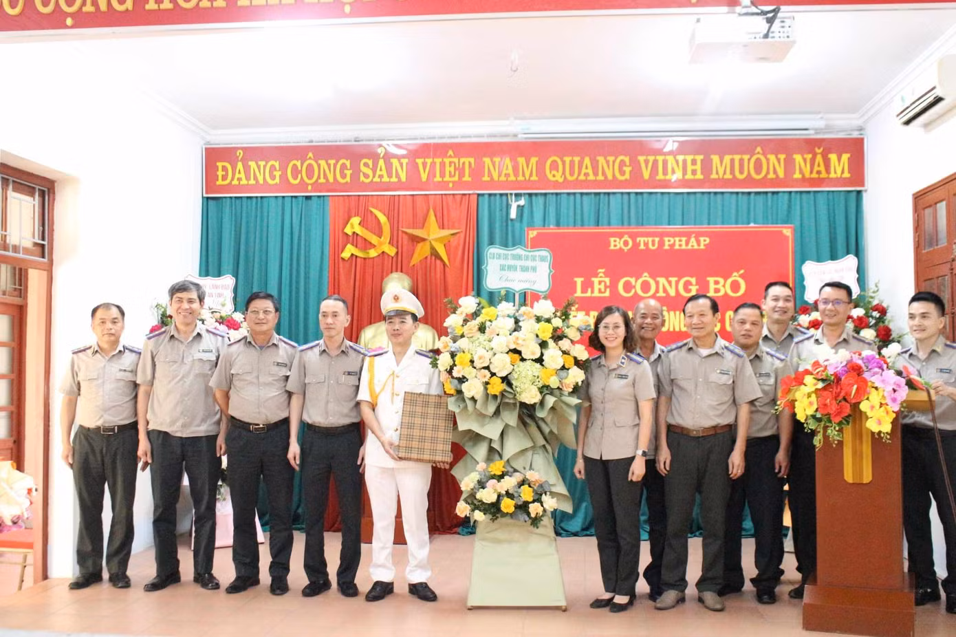 Tập thể cán bộ Cục Thi hành án dân sự Lạng Sơn tặng hoa chúc mừng tân cục trưởng.