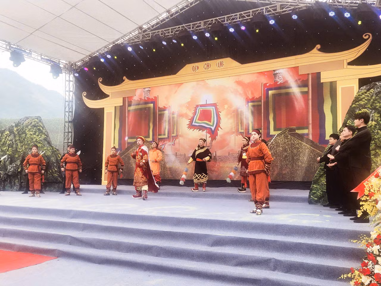 Tái hiện các thủ lĩnh và dân binh sẵn sàng bày binh, bố trận đón lõng, tiêu diệt quân thù.