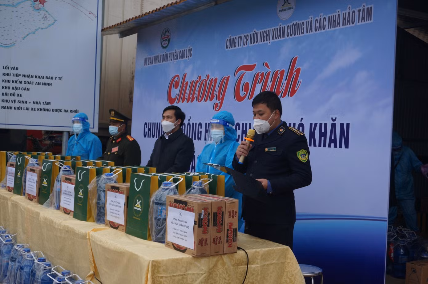 Chiều 28/12, UBND huyện Cao Lộc phối hợp với Công ty Xuân Cương và các nhà hảo tâm tổ chức chương trình hỗ trợ lái xe đường dài -Ảnh: Duy Chiến