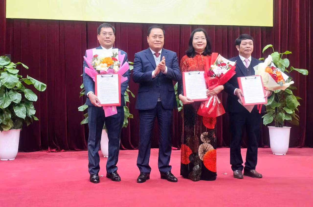 Chủ tịch UBND tỉnh Lạng Sơn trao Quyết định cho 3 cán bộ lãnh đạo nghỉ hưu trước tuổi. (Ảnh: Duy Chiến)