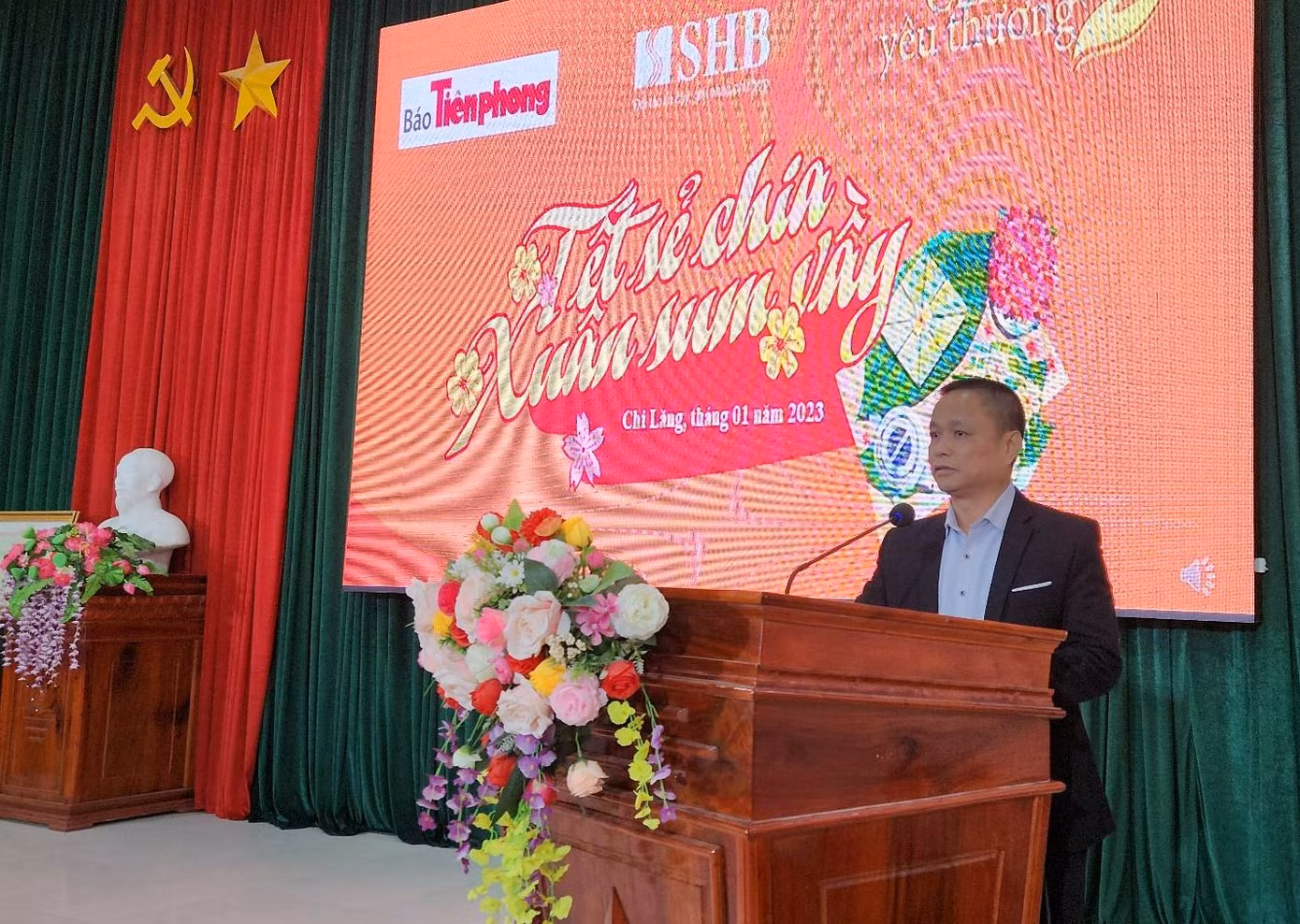 Ông Đỗ Văn Hiệp, Giám đốc Ngân hàng SHB Lạng Sơn cho biết, tuổi trẻ Ngân hàng tiếp tục đồng hành để mang nhiều quà Tết cho đồng bào các dân tộc Lạng Sơn - Ảnh: Duy Chiến