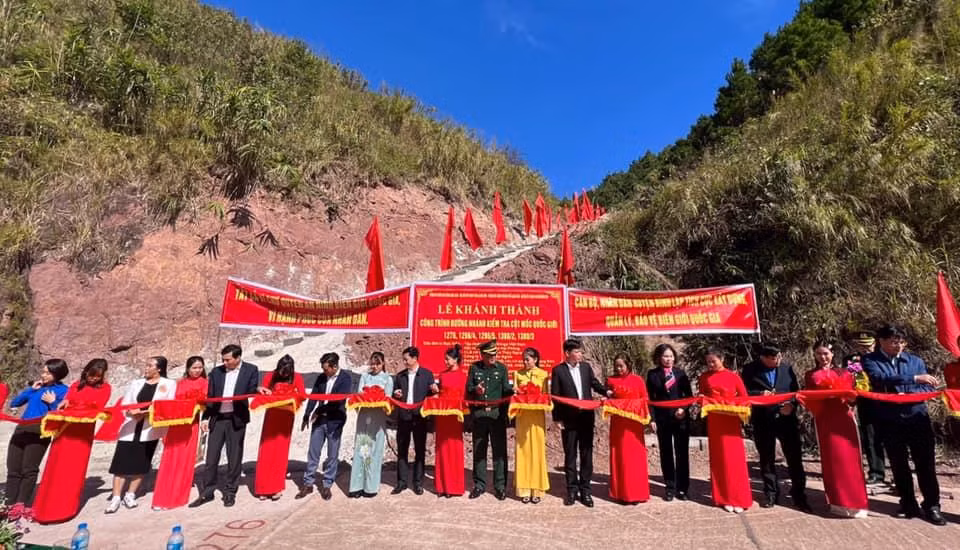 Nghi thức cắt băng khánh thành 5 đường nhánh lên các cột mốc ở Bắc Xa (huyện Đình Lập, tỉnh Lạng Sơn) - Ảnh: Duy Chiến