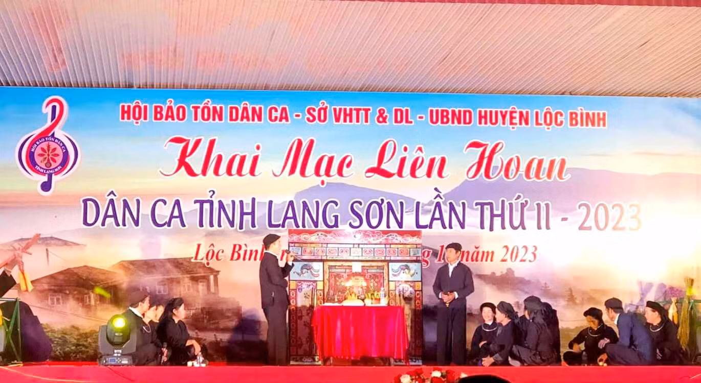 Tiết mục thực hành nghi thức Then- truyền thống của người Tày, Nùng Lạng Sơn được sân khấu hóa, biểu diễn tại liên hoan. Ảnh: Duy Chiến