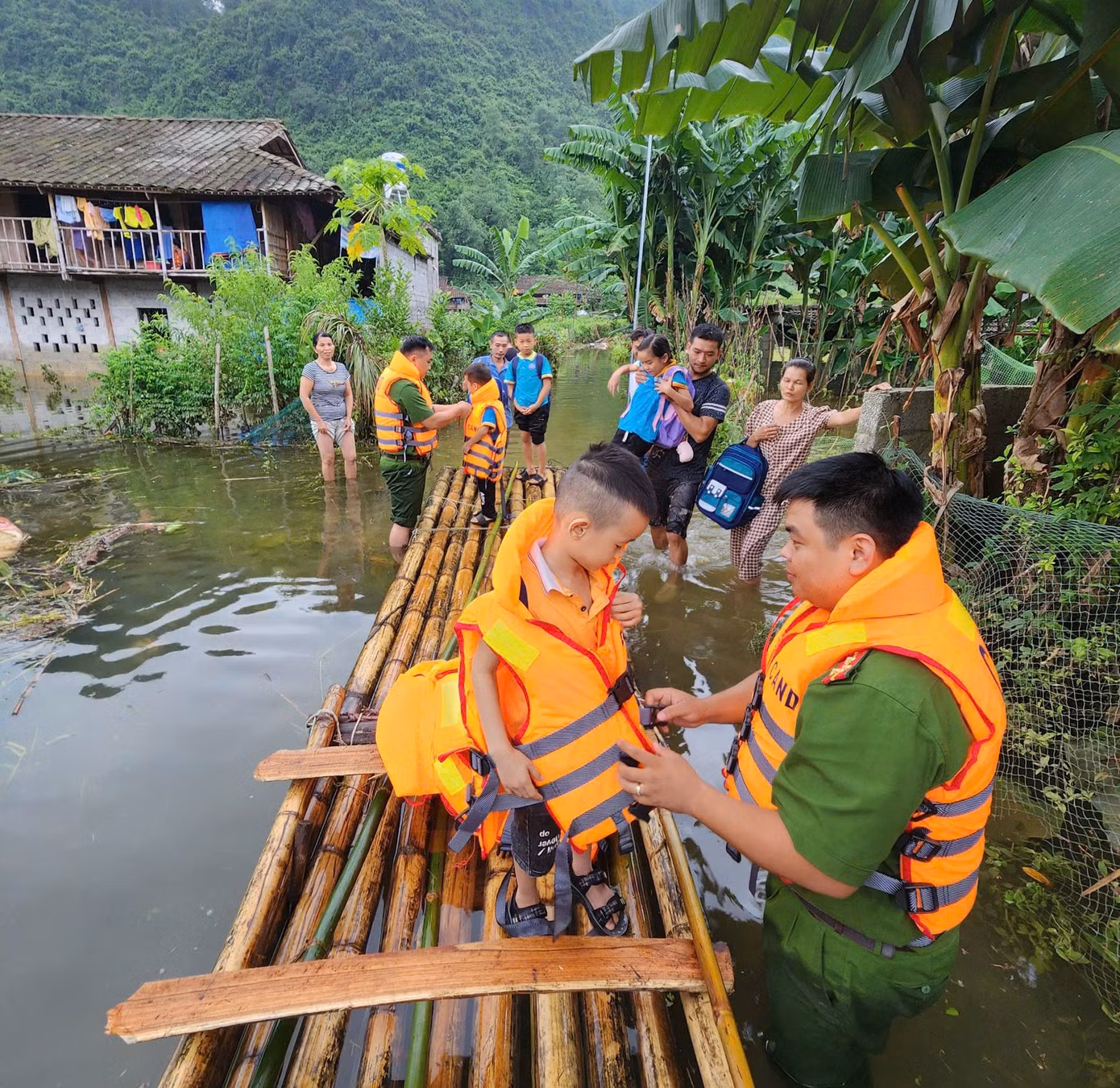 Hình ảnh cán bộ, chiến sỹ Công an huyện Bắc Sơn (Lạng Sơn) đưa thầy cô và các trẻ nhỏ vượt lũ đến trường học.