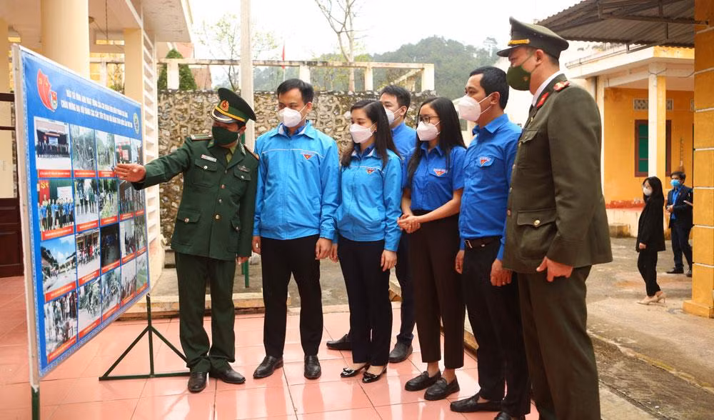 Đoàn viên, thanh niên hai tỉnh Lạng Sơn, Bắc Giang thăm mô hình thanh niên tiên tiến tại Đồn Biên phòng Chi Lăng (huyện Đình Lập, Lạng Sơn) -Ảnh: Ngọc Anh