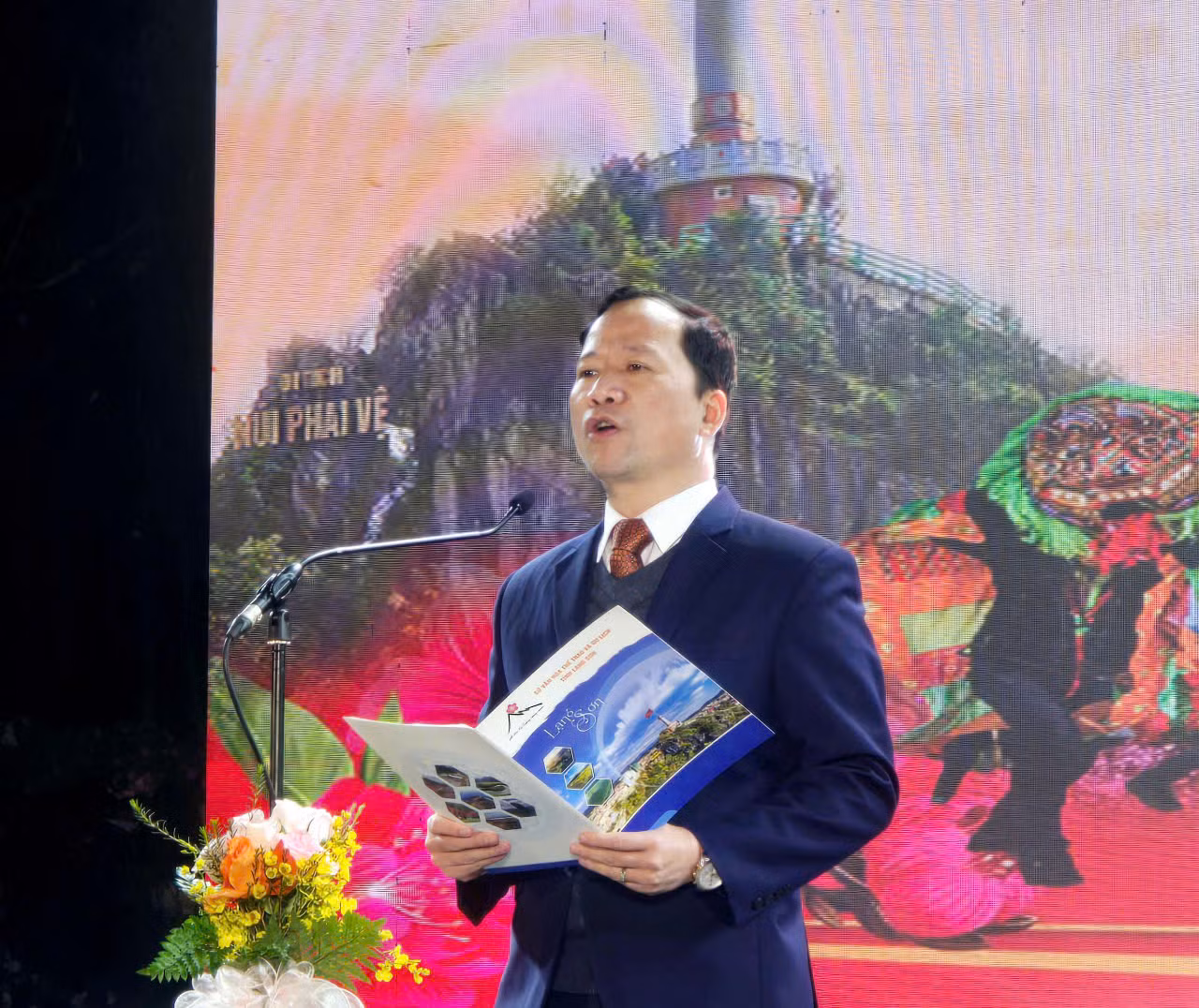 Ông Nguyễn Đặng Ân, Giám đốc Sở Văn hóa - Thể thao - Du lịch tỉnh Lạng Sơn cho rằng ngày đầu xuân năm mới được đón các nghệ sĩ, diễn viên Bằng Tường, Quảng Tây, Trung Quốc sang giao lưu, biểu diễn đem lại niềm hứng khởi và góp phần xây dựng tình hữu nghị giữa nhân dân hai nước Việt - Trung ngày càng bền chặt, phát triển. Ảnh: Duy Chiến.