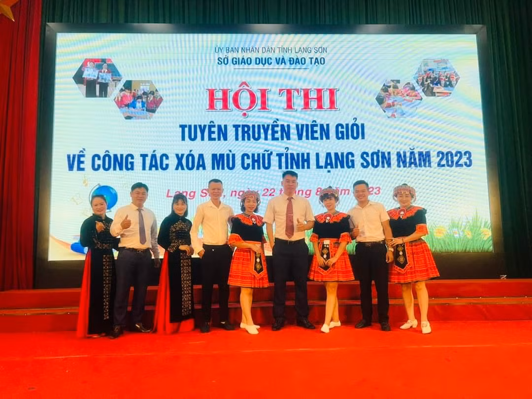 Trong số các thầy cô đang thực hiện việc xóa mù chữ trên địa bàn là người dân tộc thiểu số xứ Lạng.