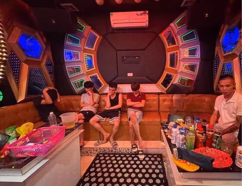 Hiện trường 5 thanh niên sử dụng ma túy trong quán hát karaoke -Ảnh: T. Tâm