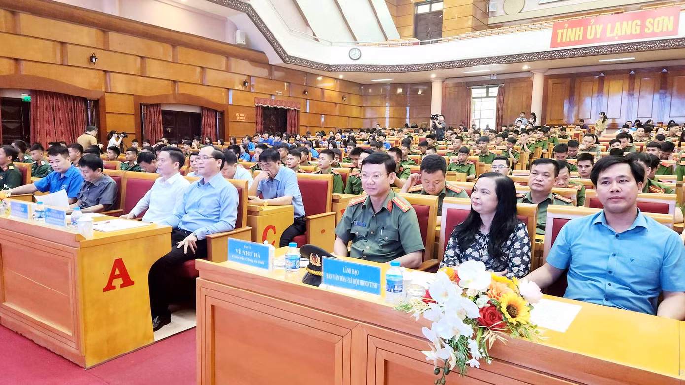 Đông đảo cán bộ, nhân dân và giới trẻ xứ Lạng tham gia Lễ mít tinh. Ảnh: Duy Chiến