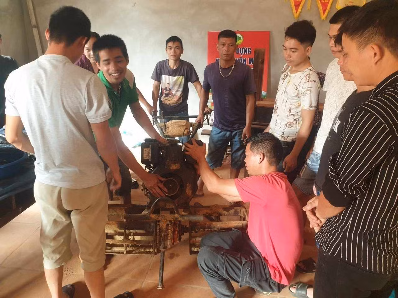 Bà con các xã vùng biên giới cao Lộc học hỏi, thực hành sửa chữa nông cụ. Ảnh: Duy Chiến