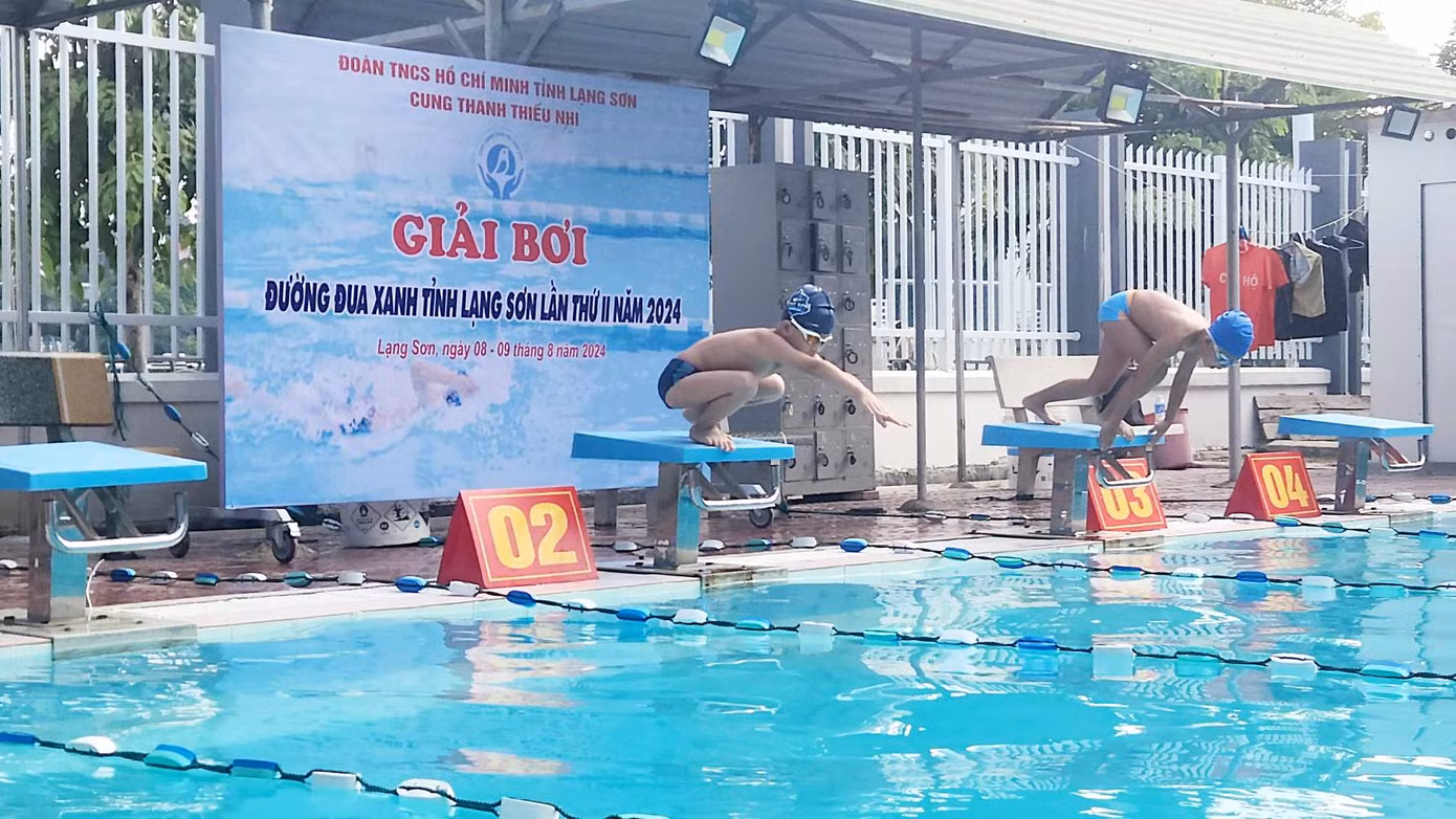 Các VĐV nhí xứ Lạng thi đấu sôi nổi, hết mình với đường bơi đẹp, thành tích cao. Ảnh: Duy Chiến