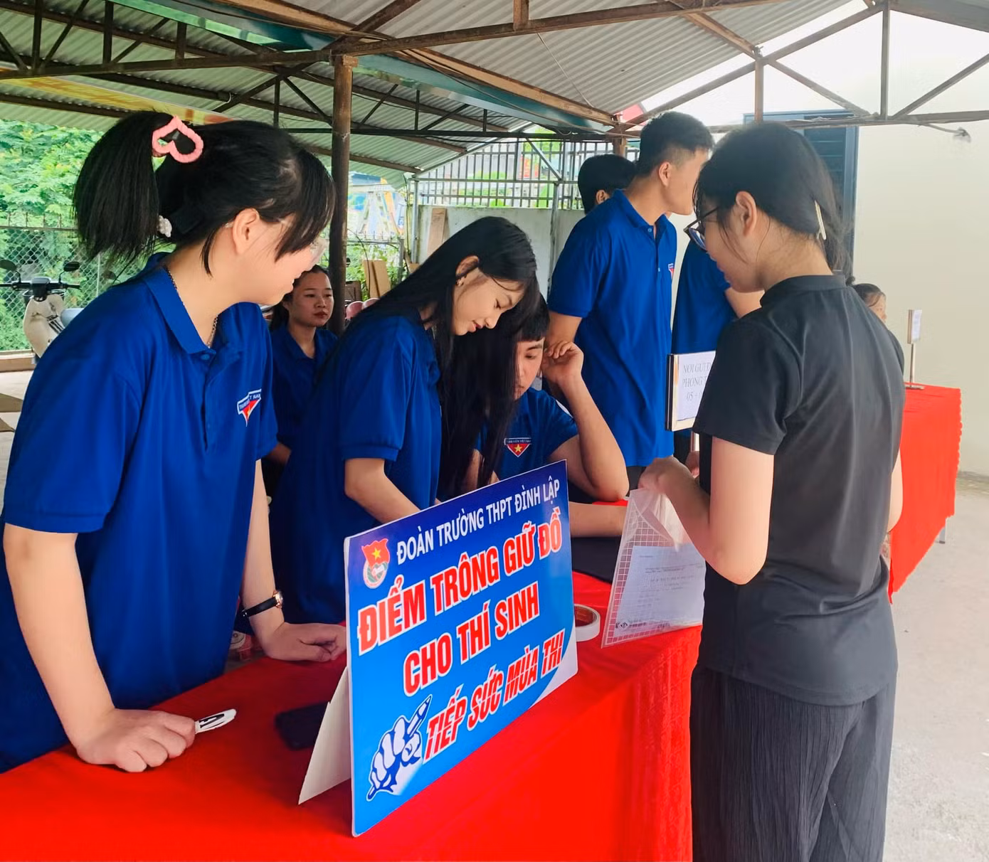 Điểm trông giữ đồ cho thí sinh yên tâm thi cử. Điểm trông giữ đồ cho thí sinh yên tâm thi cử.