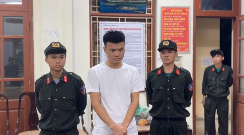 Đối tượng Nguyễn Văn Hậu (giữa) tại cơ quan công an. (ảnh: B.K)