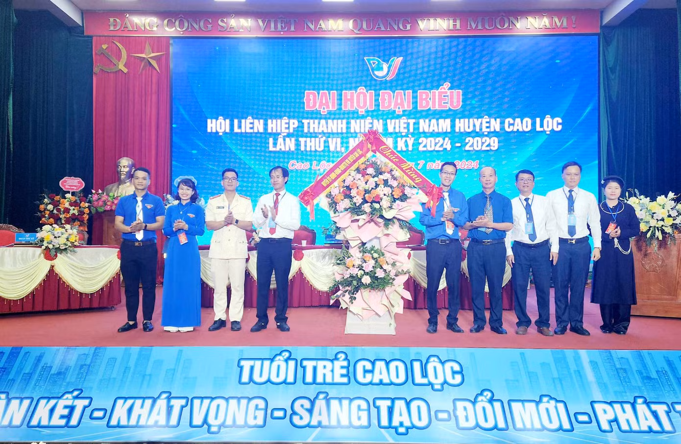 Lãnh đạo huyện Cao Lộc và Tỉnh Đoàn Lạng Sơn tặng hoa chúc mừng đại hội. Ảnh: Duy Chiến