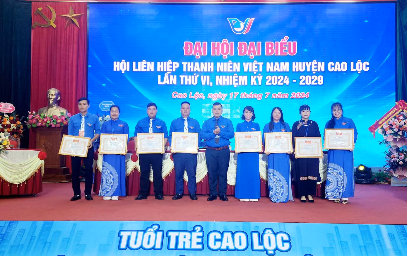 Hội LHTN Việt Nam tỉnh Lạng Sơn tặng Bằng khen cho các tập thể, cá nhân có thành tích xuất sắc. Ảnh: Duy Chiến