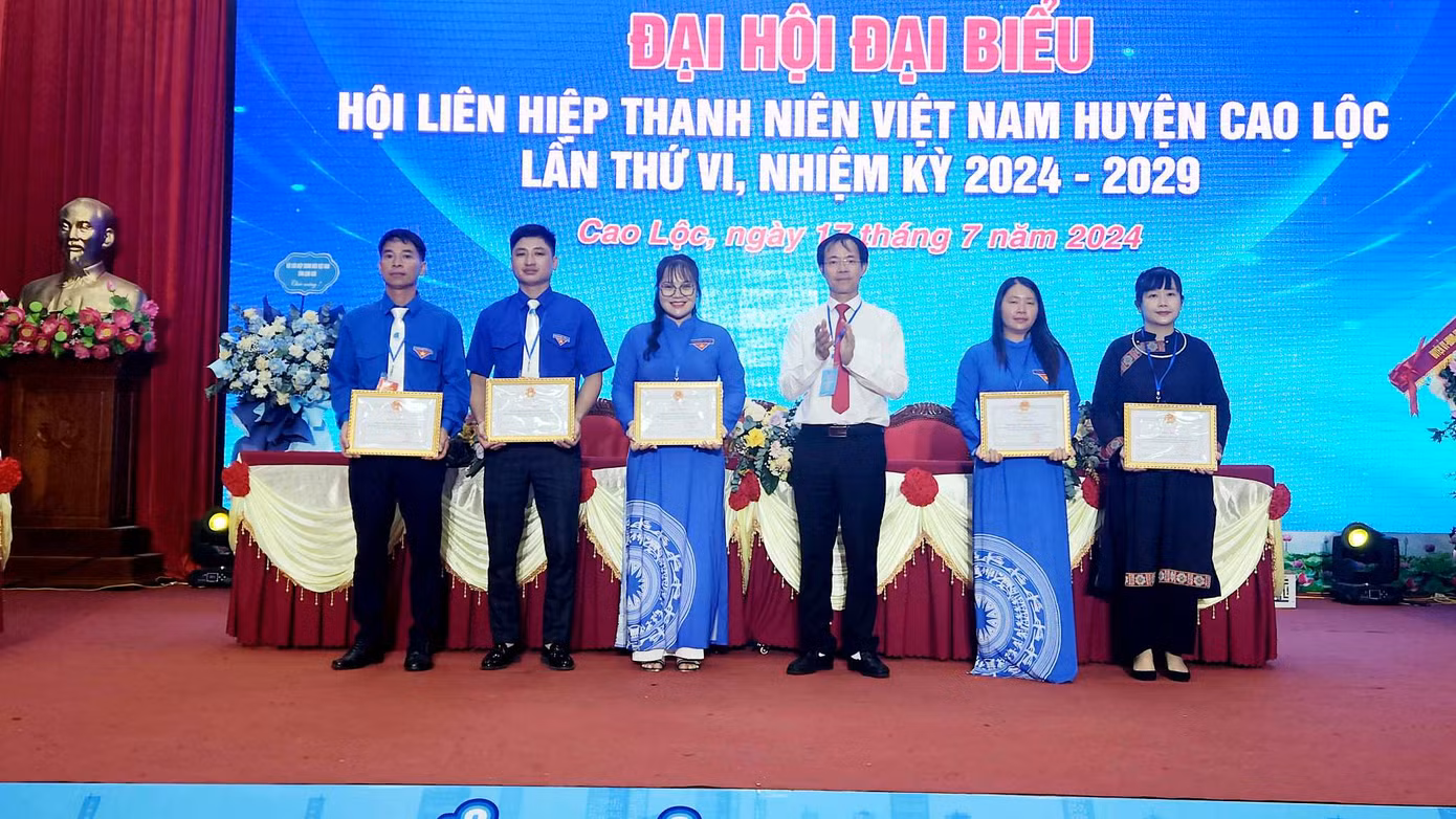 Các tập thể có thành tích xuất sắc nhận Giấy khen của Chủ tịch UBND huyện Cao Lộc. Ảnh: Duy Chiến