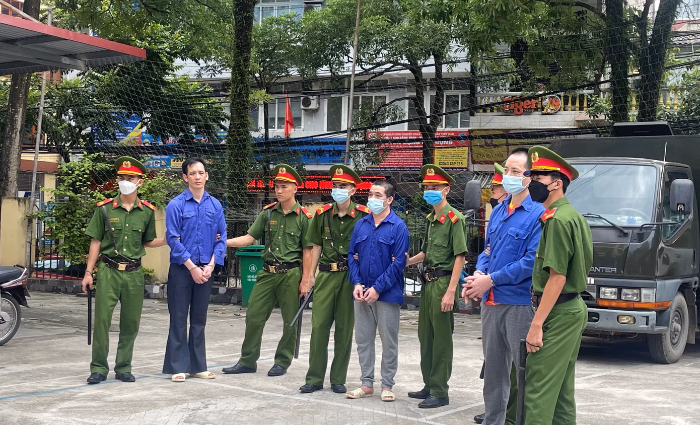 Một số đối tượng trong đường dây ma túy áp giải tới tòa án để xét xử -Ảnh: TL