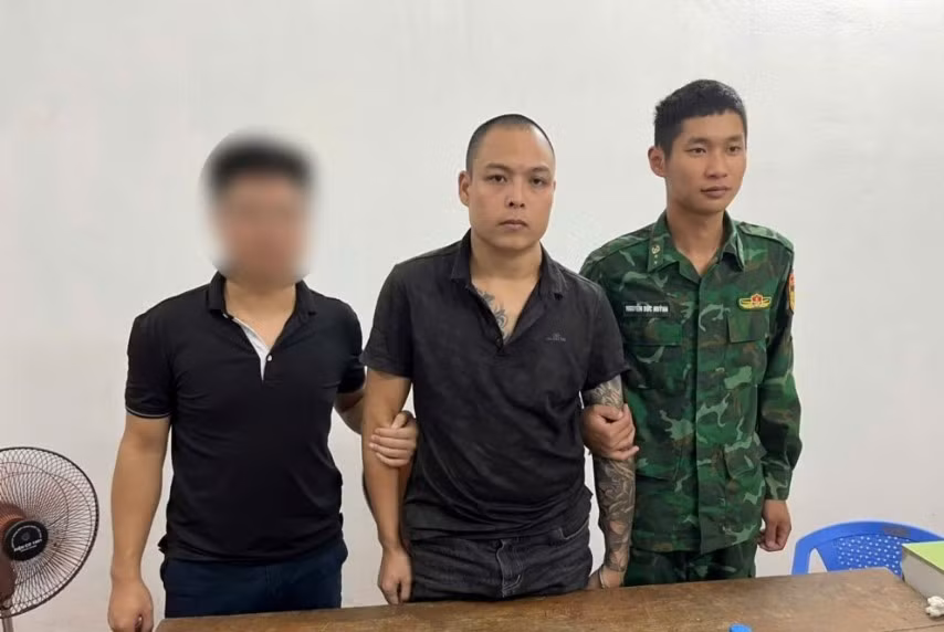 Đối tượng Lộc Văn Toàn (giữa).