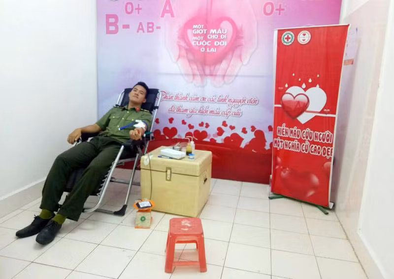 Thượng úy Nguyễn Tiến Trung kịp thời hiến máu cứu người -Ảnh: G.H