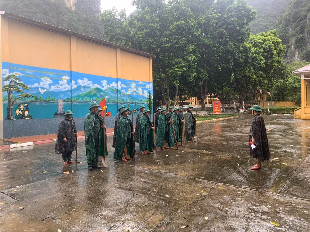 Lực lượng Quân đội nhận lệnh xuống cơ sở, giúp dân phòng chống bão lũ.