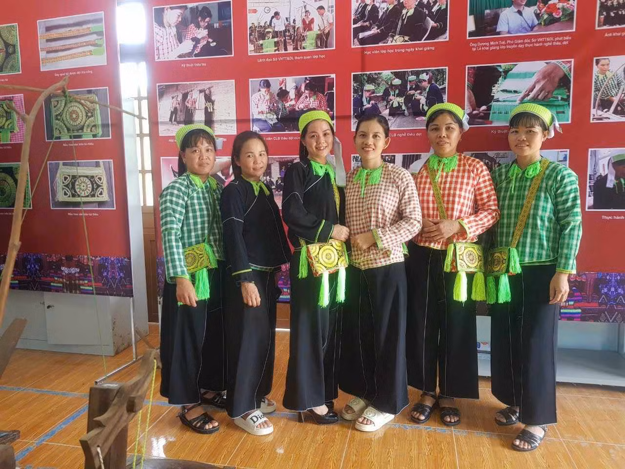 Lớp học thêu dệt chủ yếu là phụ nữ dân tộc thiểu số ở huyện Cao Lộc, Lạng Sơn. Ảnh: Duy Chiến
