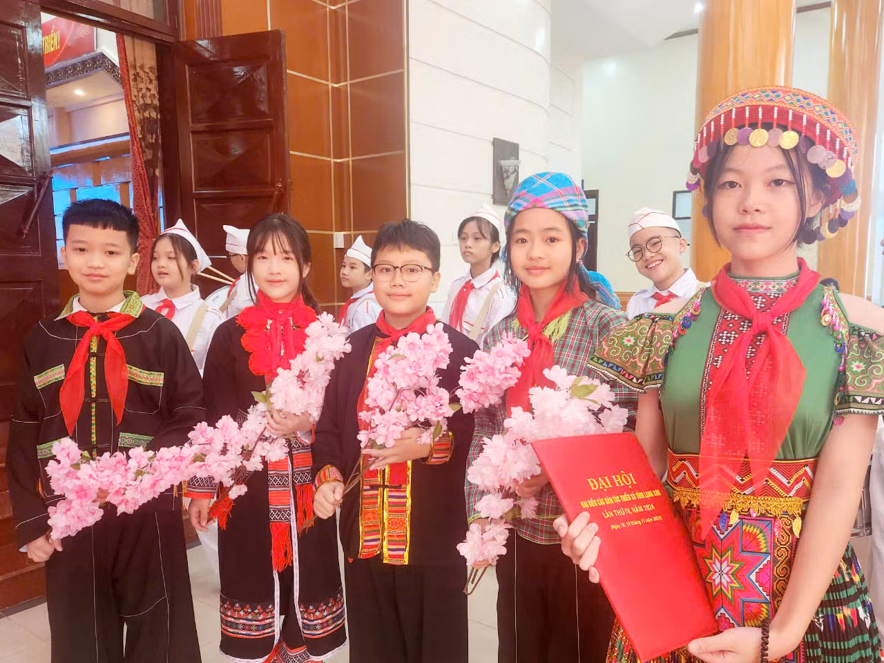 Thầy cô giáo và các em thiếu niên, nhi đồng phấn khởi với sắc phục dân tộc mình. (ảnh: Duy Chiến)