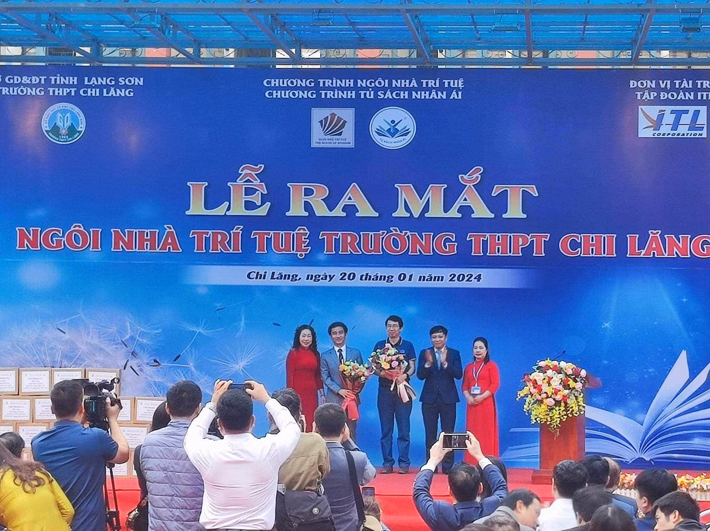 Lễ ra mắt các thành viên "Ngôi nhà trí tuệ" tại Trường THPT Chi Lăng (huyện Chi Lăng).