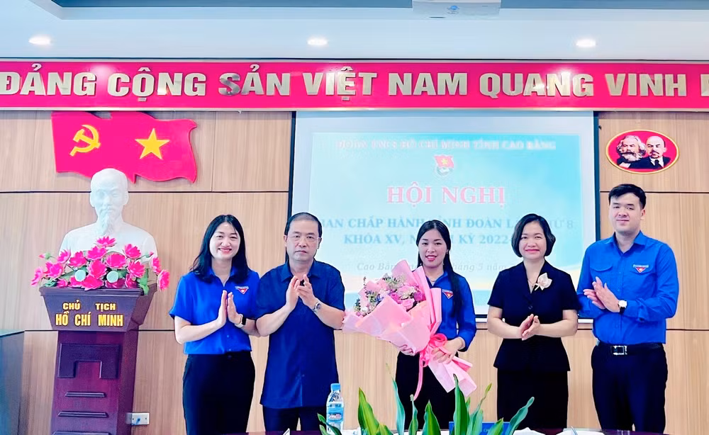 Lãnh đạo các ban Đảng và Tỉnh Đoàn Cao Bằng tặng hoa chúc mừng chị Nông Thị Nhung.