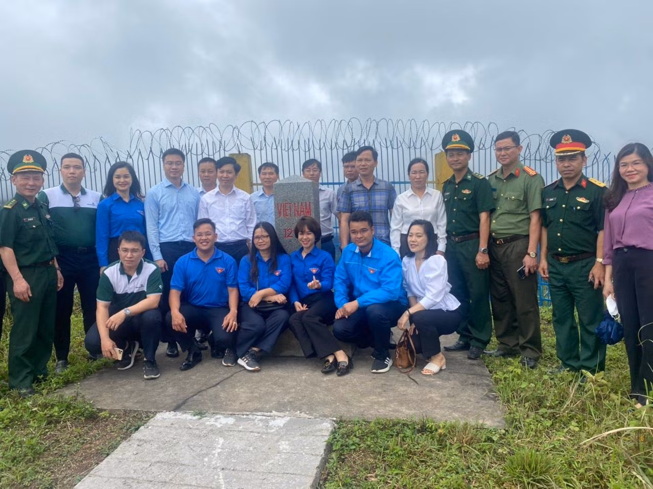 Tuổi trẻ Đoàn Bộ Kế hoạch- Đầu tư, tuổi trẻ Lạng Sơn và các đại biểu địa phương bên cột mốc chủ quyền biên giới -Ảnh: Duy Chiến