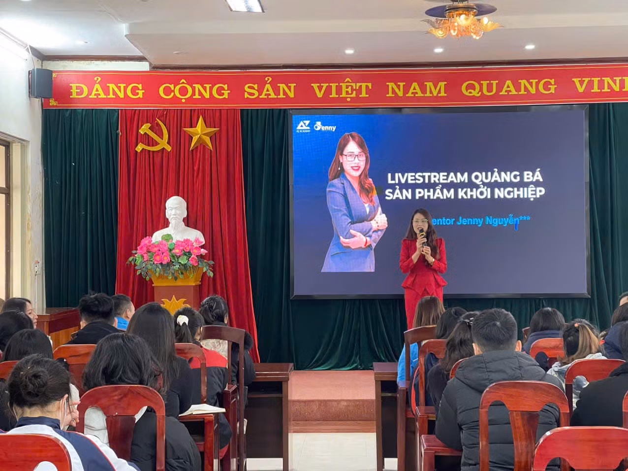 Các chuyên gia, nhà sáng tạo nội dung truyền đạt quảng bá sản phẩm trên mạng.