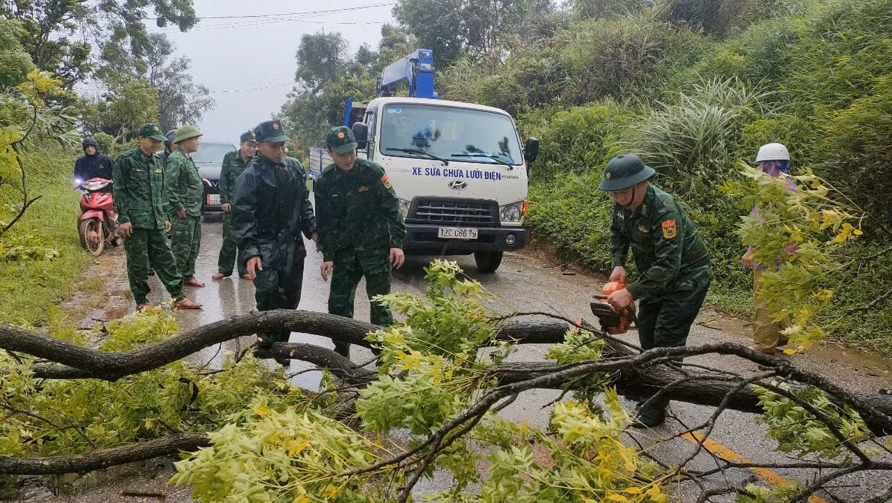 Bộ đội Biên phòng Chi Ma phối hợp với lực lượng chức năng địa phương giải tỏa vật cản trên đường 236 từ huyện Lộc Bình ra cửa khẩu Chi Ma. (Ảnh: Duy Chiến)