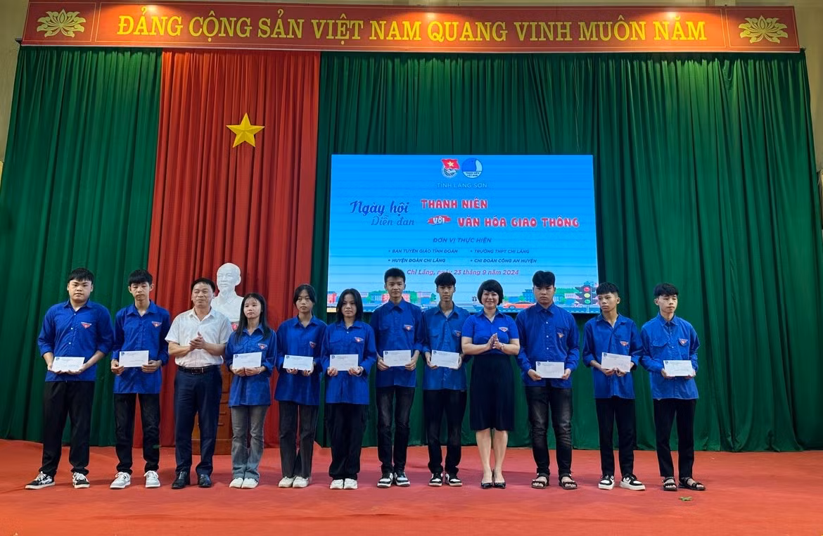 Lãnh đạo Tỉnh Đoàn và Huyện ủy Chi Lăng trao quà cho đoàn viên, học sinh bị ảnh hưởng bởi tai nạn giao thông.
