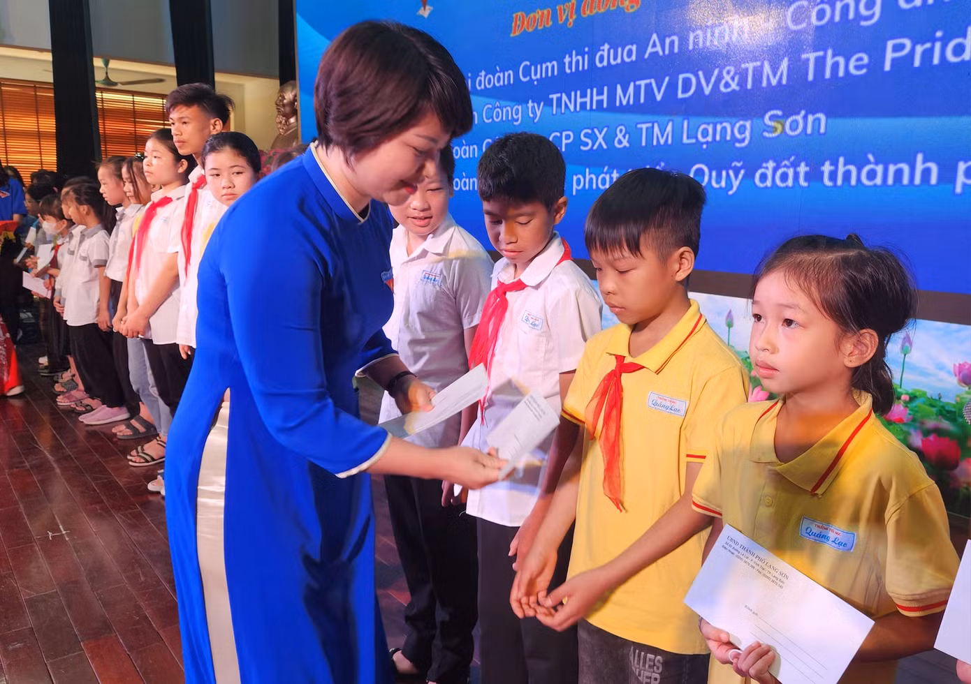 Chị Lê Thùy Dung, Phó Bí thư Tỉnh Đoàn, Chủ tịch Hội đồng Đội tỉnh Lạng Sơn trao quà cho thiếu nhi Lạng Sơn. Ảnh: Duy Chiến Chị Lê Thùy Dung, Phó Bí thư Tỉnh Đoàn, Chủ tịch Hội đồng Đội tỉnh Lạng Sơn trao quà cho thiếu nhi Lạng Sơn. Ảnh: Duy Chiến