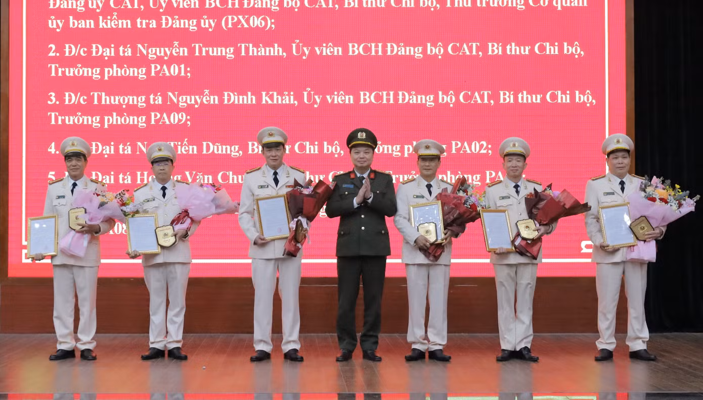Sáu trưởng phòng thuộc Công an tỉnh Lạng Sơn nhận quyết định, hoa của Giám đốc Công an Lạng Sơn.