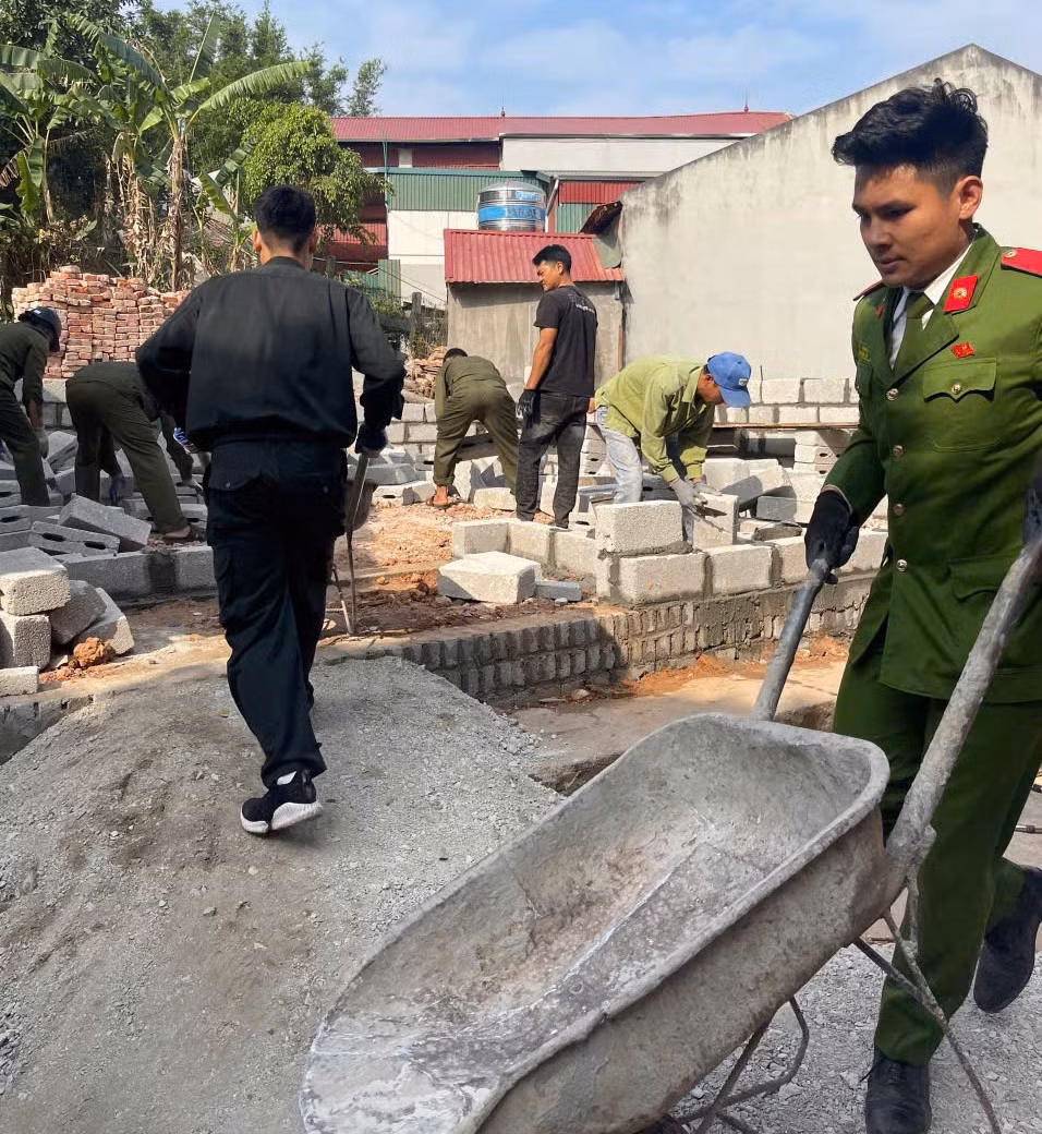 Cán bộ, chiến sĩ Công an, dân quân tự vệ hăng hái tham gia xây dựng, sửa chữa nhà cho các hộ nghèo, người dân tộc thiểu số ở Lạng Sơn. Ảnh: Duy Chiến
