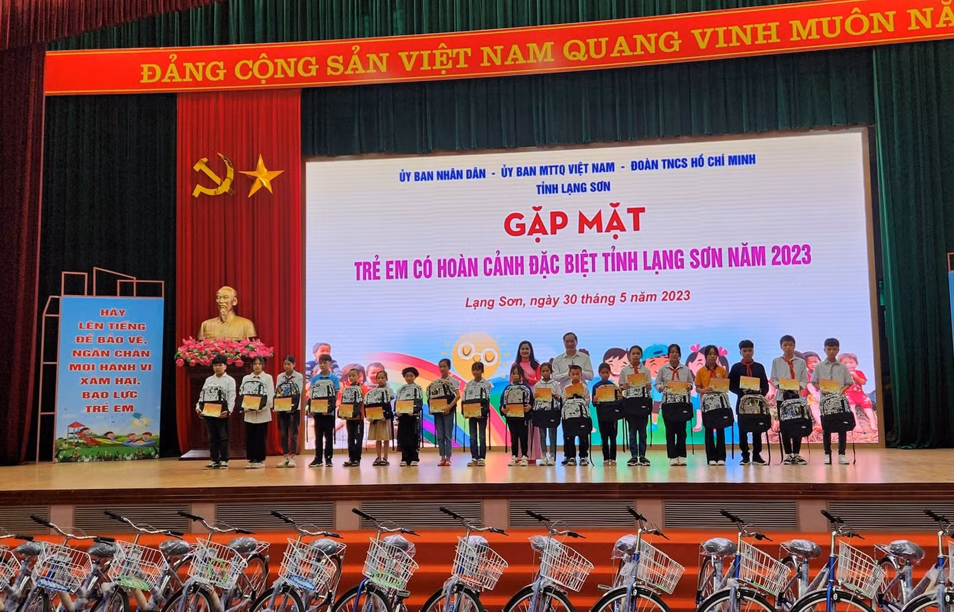 60 em học sinh có hoàn cảnh đặc biệt trên địa bàn nhận quà của Ban tổ chức.
