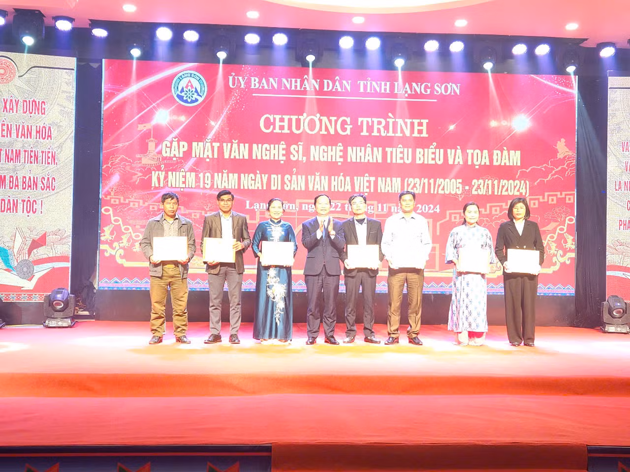 Sở Văn hóa - Thể thao - Du lịch tỉnh Lạng Sơn tặng Giấy khen cho các tập thể có những thành tích bảo tồn, phát triển vốn Văn hóa dân tộc. Ảnh: Duy Chiến.
