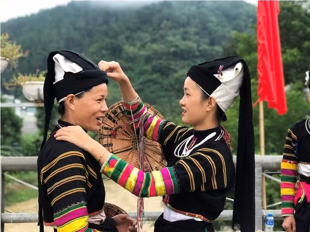 Người dân tộc Bảo Lạc giữ gìn bản sắc, cùng nhau giữ vững biên cương. (ảnh: A.D)