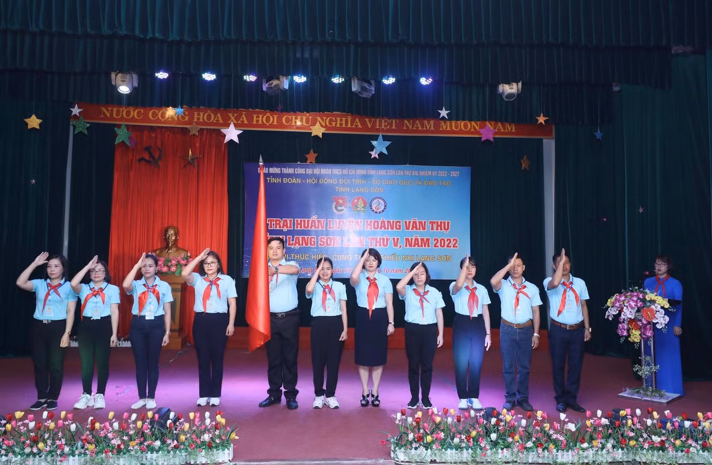 Nghi thức chào cờ - Ảnh: Duy Chiến