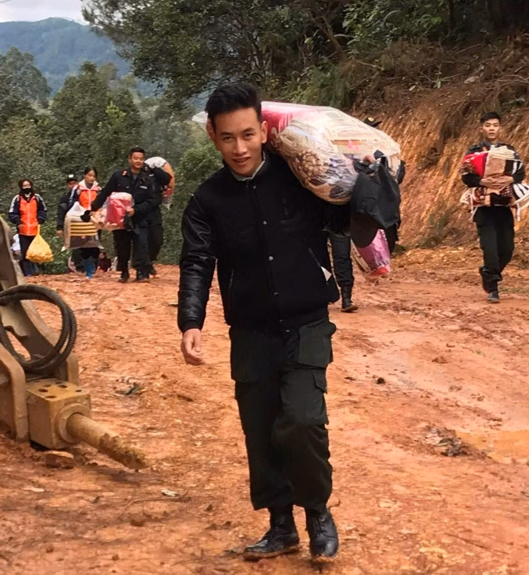 Vượt gần 40 km đường rừng, trong đó có 9km phải đi bộ khó khăn mới lên tới Trường PTDT Bán trú TH-THCS xã Mẫu Sơn - Ảnh: Duy Chiến