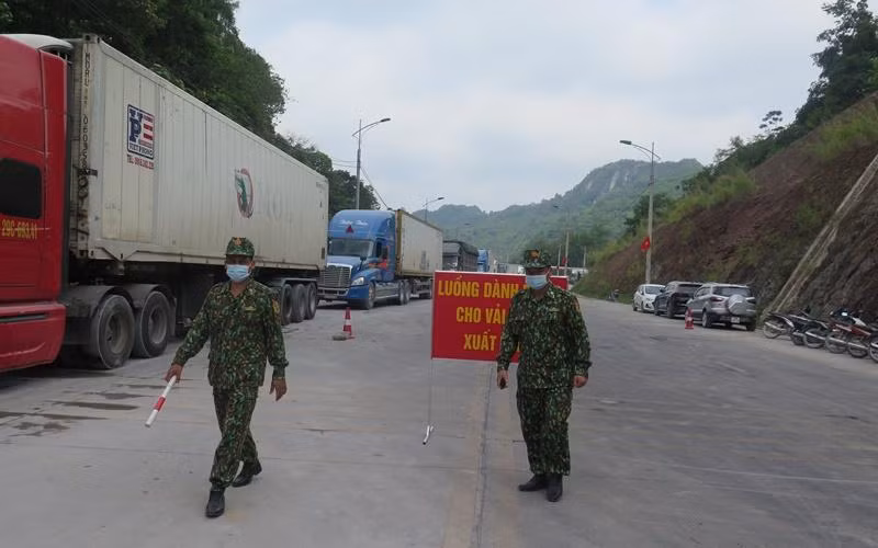 Lực lượng Biên phòng và các ngành chức năng tỉnh Lạng Sơn đang hướng dẫn, điều tiết xe xuất hàng qua biên giới -Ảnh: TL