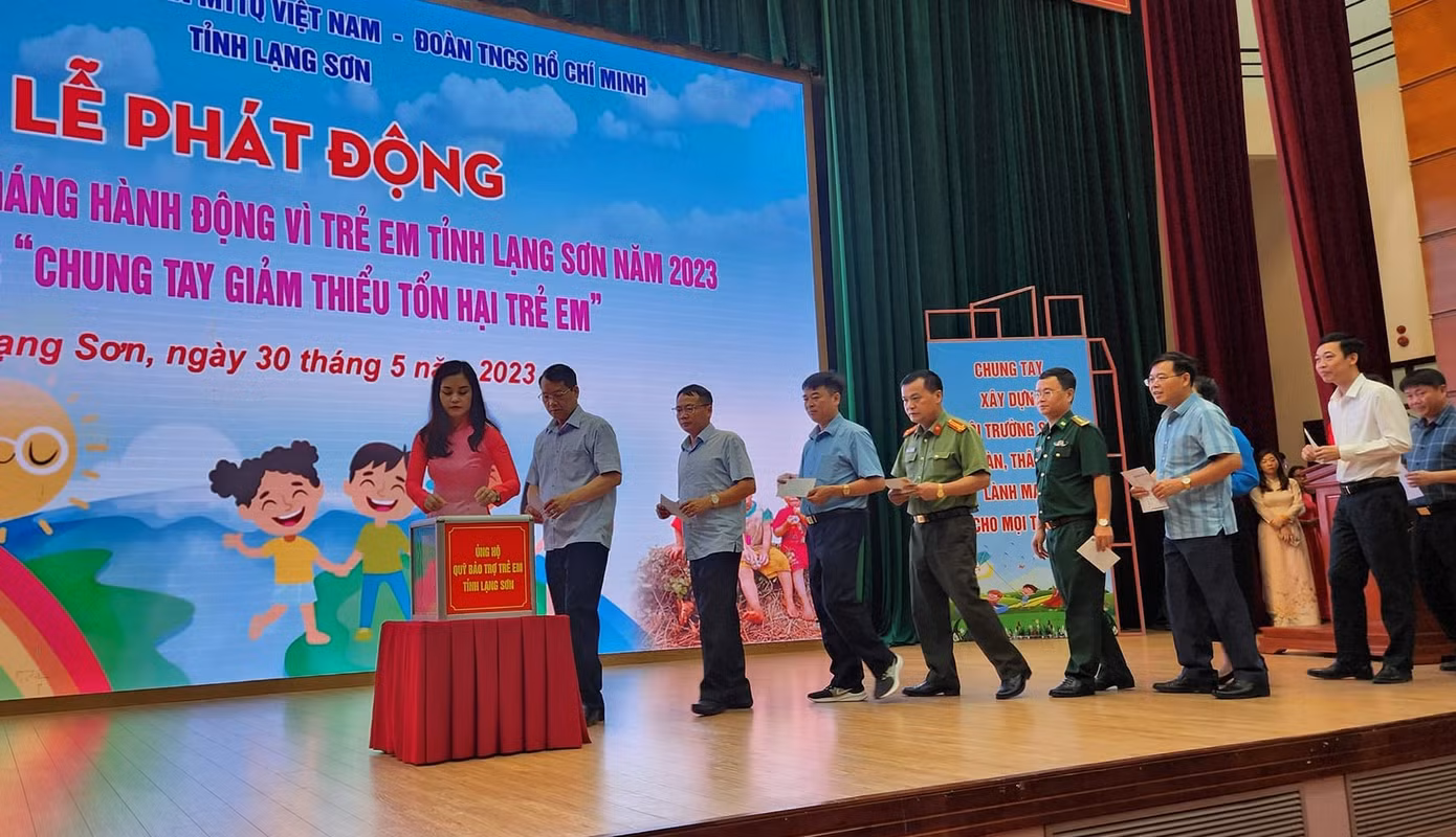 Tại chương trình, các tổ chức, cá nhân trên địa bàn đã quyên góp, ủng hộ trên 300 triệu đồng dành cho trẻ em.