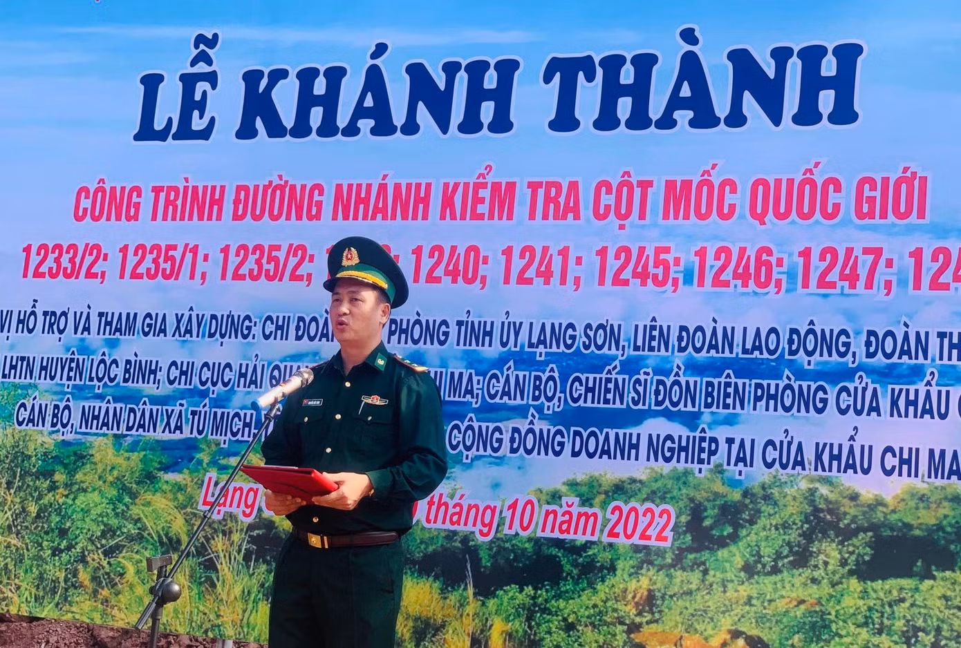 Trung tá Nguyễn Đức Bính, Đồn trưởng Đồn Biên phòng cửa khẩu Chi Ma báo cáo công trình xây dựng -Ảnh: Duy Chiến