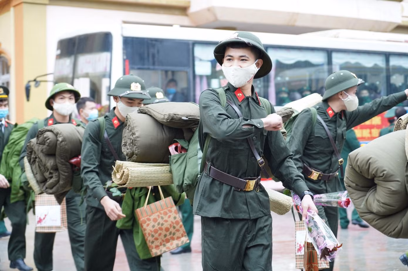 Hành trang trên vai, các tân binh huyện Văn Lãng phấn khởi lên đường nhập ngũ -Ảnh: TL