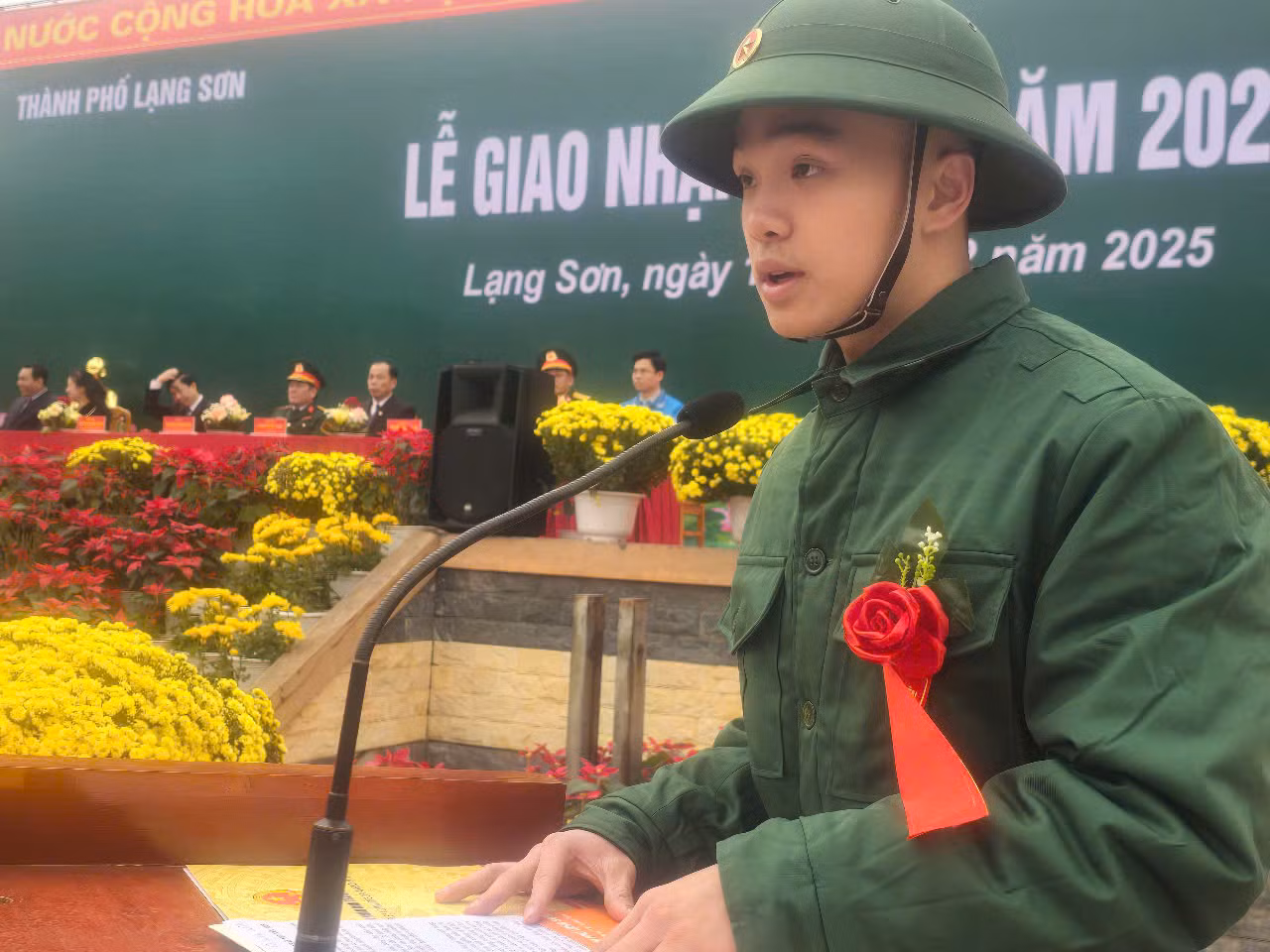 Tân binh nguyễn Hoàng Khôi Nguyên (thành phố Lạng Sơn) biểu thị sự quyết tâm nỗ lực rèn luyện, vượt khó khăn, hoàn thành xuất sắc mọi nhiệm vụ.