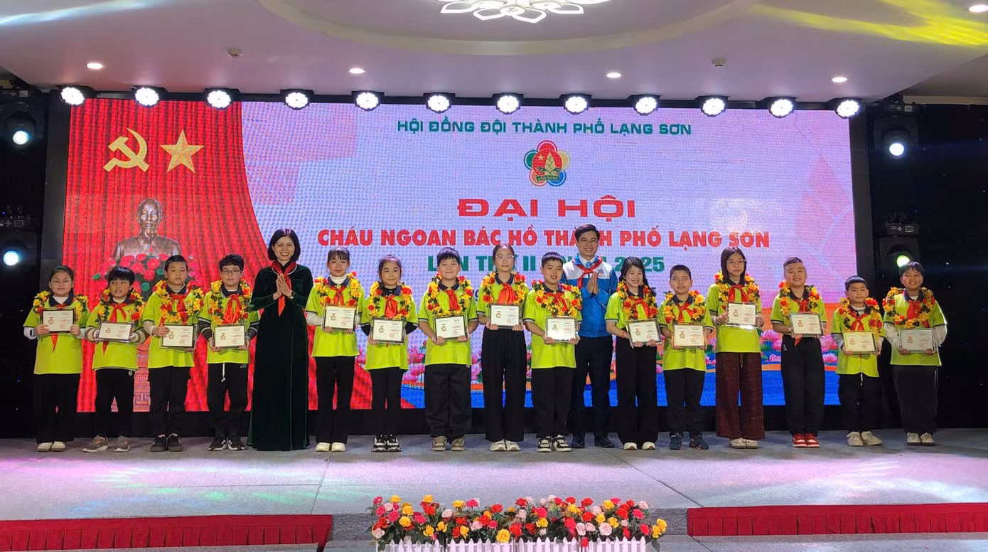 Lãnh đạo thành phố Lạng Sơn vinh danh những Đội viên có nhiều thành tích xuất sắc.