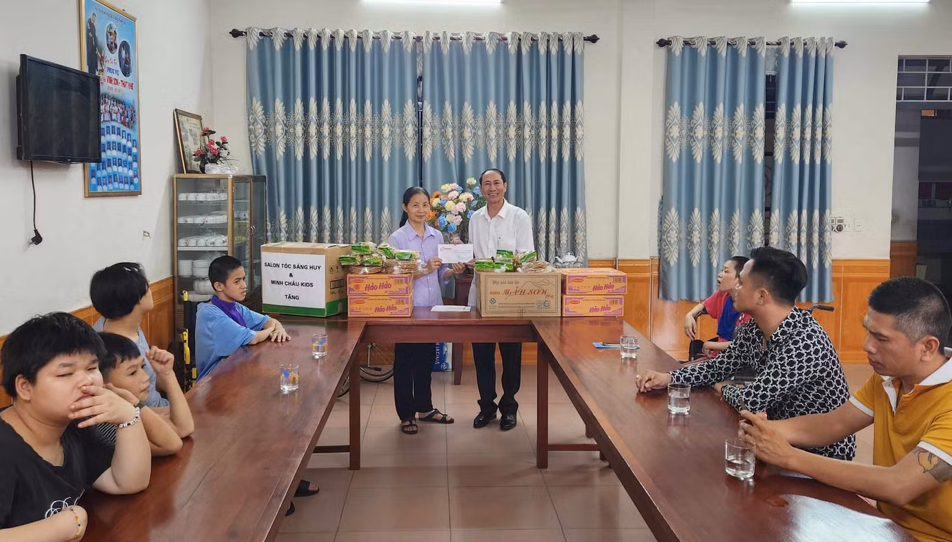 Đoàn thiện nguyện trao gửi những tình cảm, món quà cho trẻ bất hạnh ở Mái ấm Vinh Sơn. Ảnh: Duy Chiến