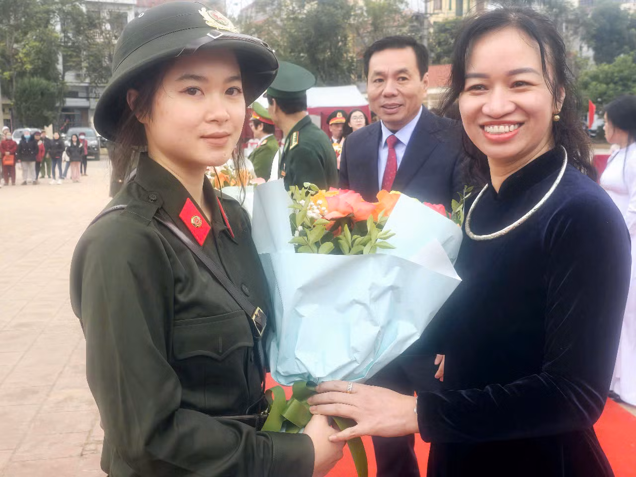 Lãnh đạo Thành ủy Lạng Sơn tặng hoa chúc mừng tân binh Hoàng Thị Ngọc Linh. Ảnh: Duy Chiến